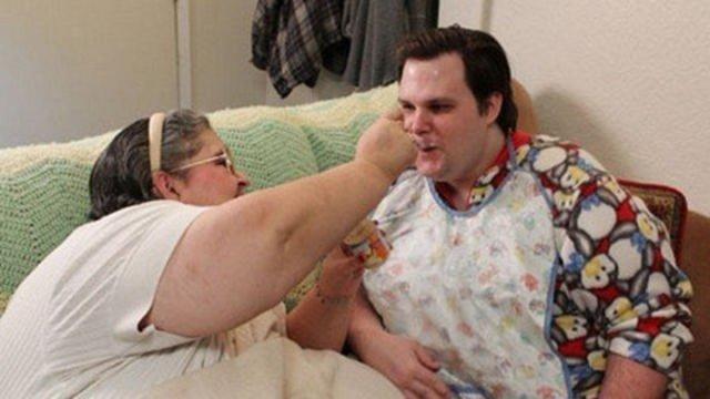 成年|美国33岁“成年巨婴”,天天吃奶嘴穿纸尿裤,吃饭还要喂睡觉靠哄