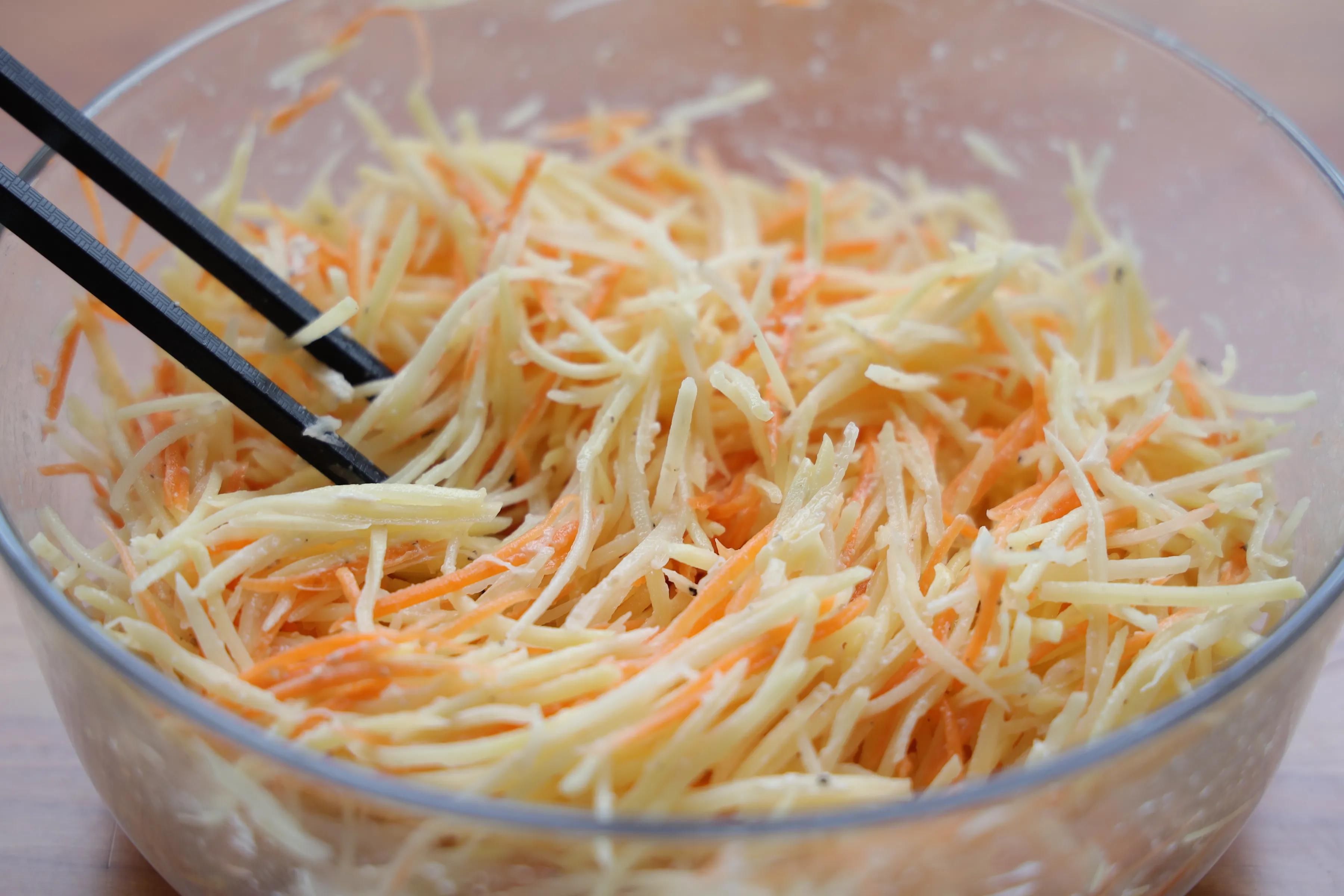 不用和面的懒人早餐，3个土豆就搞定了，好吃还拉丝