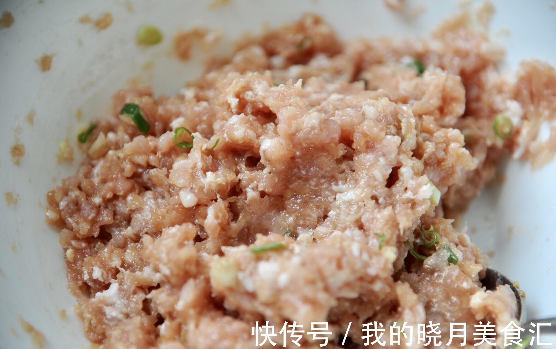 家常藕丁猪肉馅饼,外皮软嫩,馅料鲜香,吃上就忘不了的味道