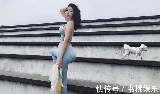 腿型 楚楚动人的打底裤小姐姐,整体搭配显得潮范十足,尽显高挑身形