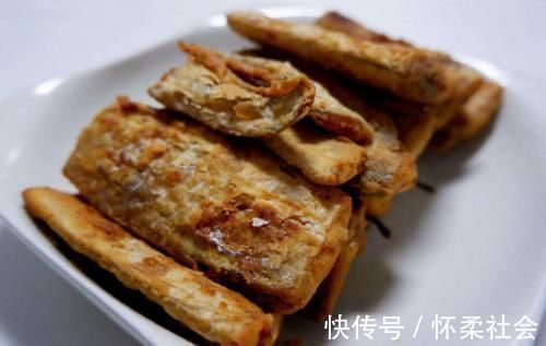 炸带鱼时，不要直接下锅炸，炸前多做两步，带鱼香酥可口，没腥味