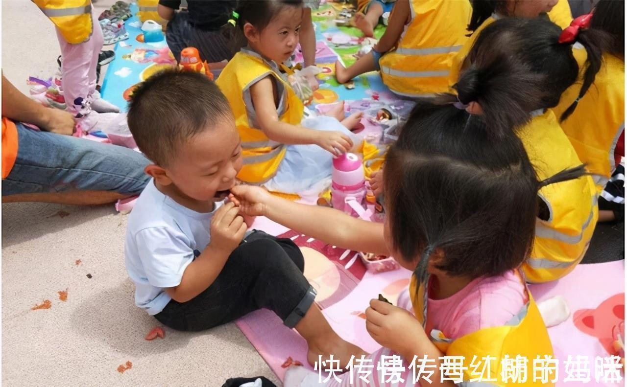 扭扭车|宝宝的扭扭车被女娃霸占,索要时女娃奶奶说的话,母亲强行夺回