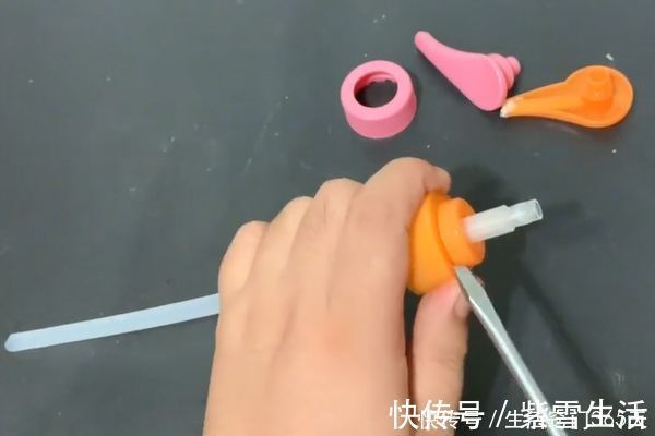 洗发水空瓶一定不要扔,简单一改造,放在厨房卫生间都有大作用