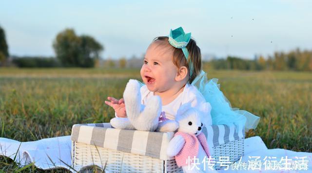 保守娃|“露背装”妈妈抱“保守娃”出门，宝宝不停扯妈妈衣服，让人笑翻