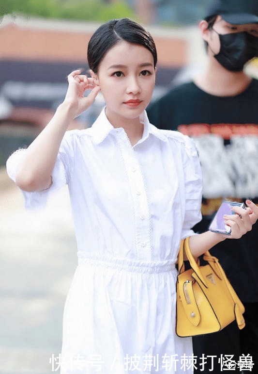 26岁孙怡真会打扮!穿白色衬衫连衣裙清新脱俗,美成初恋女友模样