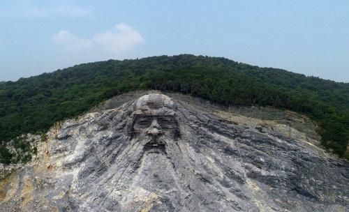 湖北花2.5亿，建国内最大山体雕像，一个鼻孔可站10人，就在襄阳