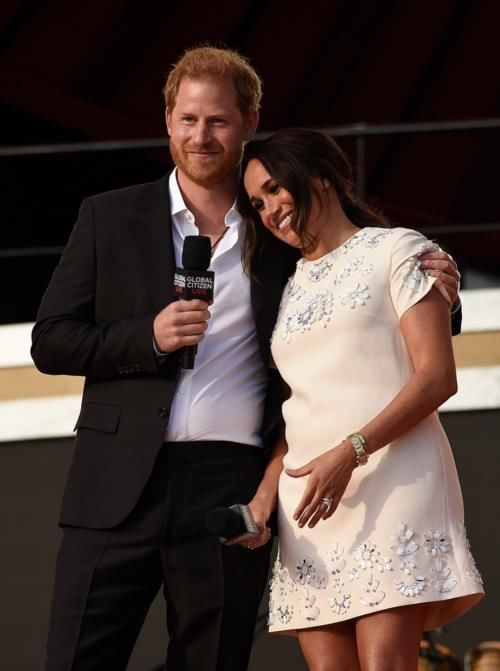 红色系 梅根真有钱啊!三天行程6套衣服60万,外加260万珠宝,土豪风十足