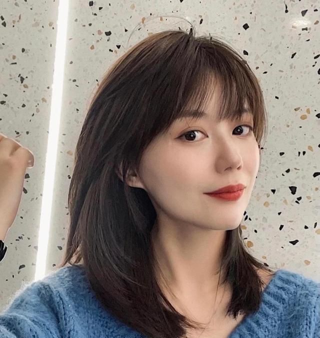 脸型|30岁女人适合“剪刘海”还是“中分”,主要看这4个地方,别选错