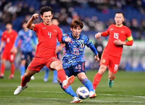 黄健翔|国足0-2日本队,黄健翔赛后揪出最大水货,拖李霄鹏后腿太坑了
