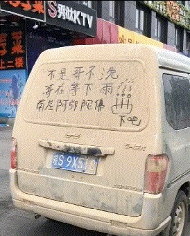 |搞笑GIF趣图:身材这么好的妹子正在向我走来,好紧张啊!