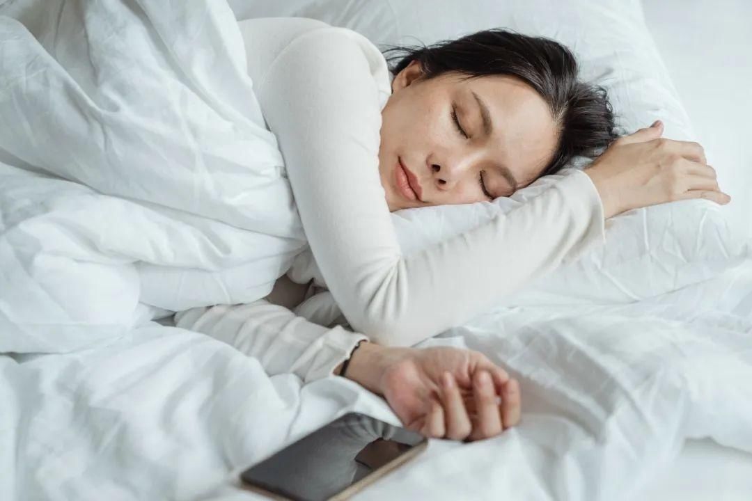  几件事|熬夜和失眠，哪一个更伤身体？要想睡得好，这几件事劝你别做