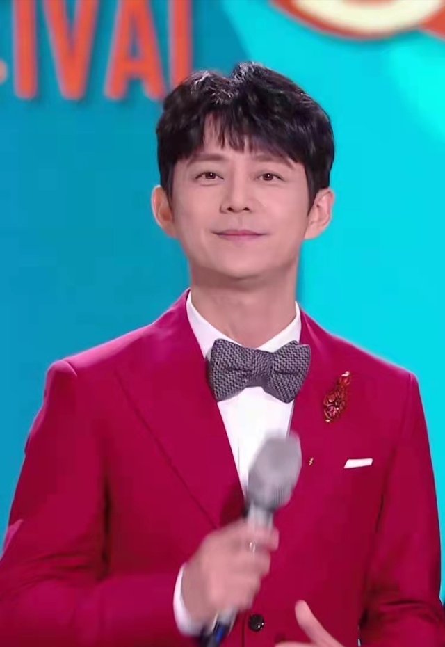 湖南春晚：何炅屡失误显疲惫，50岁孙悦劲歌热舞，刘谦被指认不出