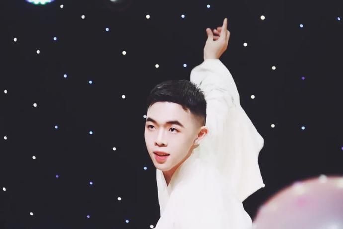  佳歌手|钟治彬：盛放在舞台上的玫瑰少年