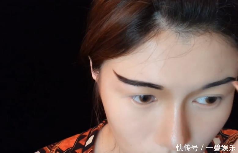 动漫|小姐姐仿妆cos动漫木乃伊,邪魅画面让人不安,网友关公眉