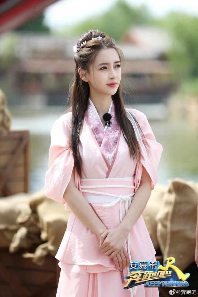 又一对非官方认证CP蔡徐坤baby同框“奔跑吧”,俊男美女超养眼