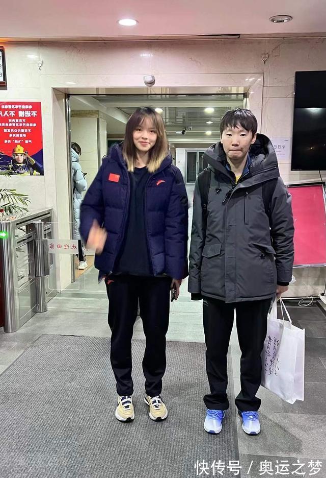 樊振东|面对镜头他们反应大不同,孙颖莎众星捧月,樊振东手拿香烟?