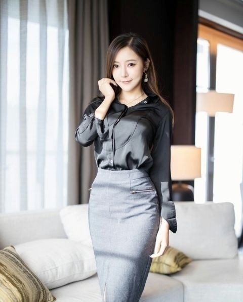 高腰 黑色的衬衫下搭灰色的高腰半身裙,职业装搭配,让你魅力无限
