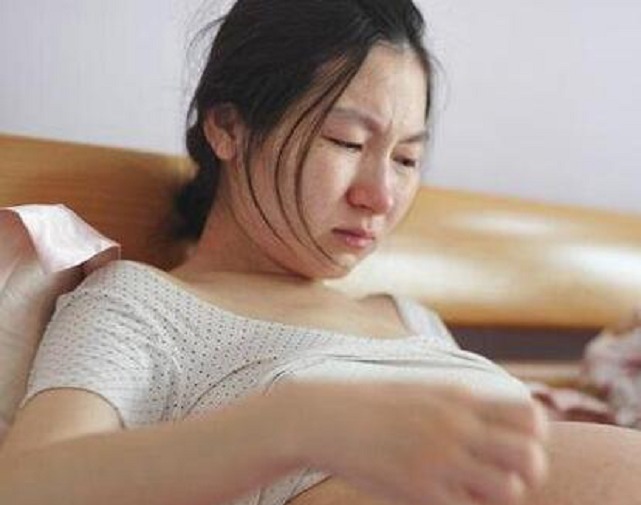 流产|女子怀孕3个月意外流产,清宫前发现子宫里一物,全家乐开花