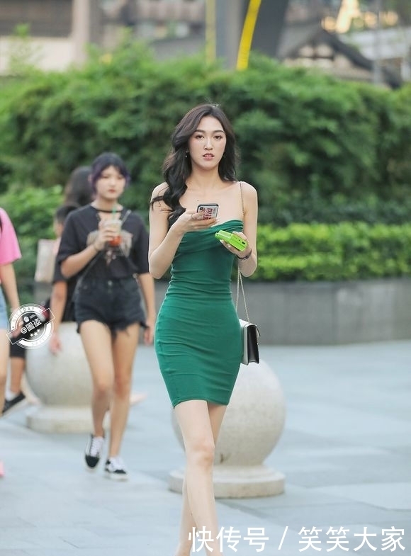 街拍：连衣裙小姐姐逛街！长相清纯甜美！有亮点！
