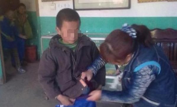 老师|孩子总是破衣烂衫,老师以为家庭“困难”,结果发现爸爸一身名牌