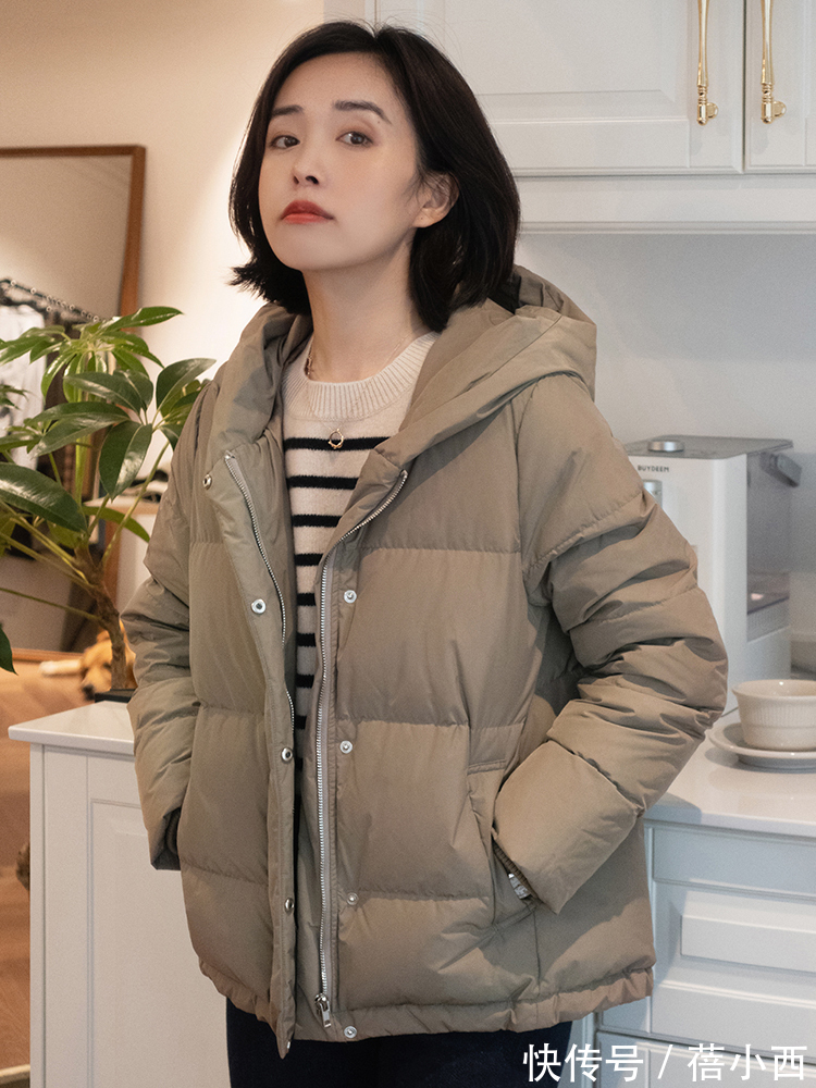 毛毛领 今年羽绒服“穿短不穿长”，搭配牛仔裤真洋气，搭配半身裙好高级