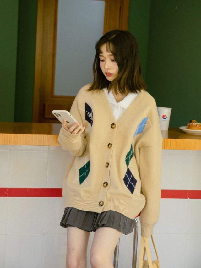 小个子 换季到底怎么穿?卡其色风衣+牛仔裙,日系又复古,美翻整个秋天