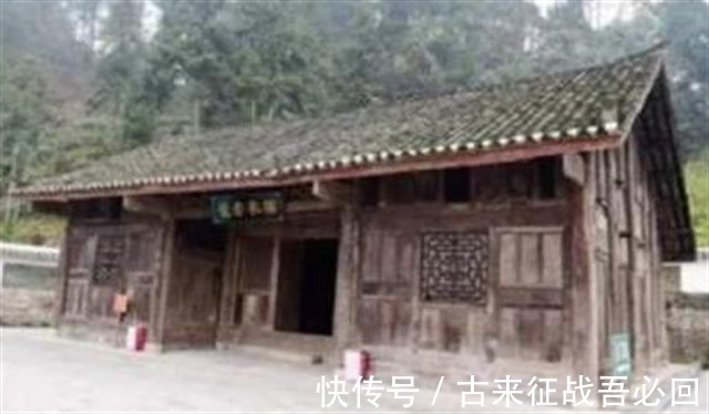 木屋$老农住价值8亿金丝楠木木屋,100万卖给投资商,今搬回乡下盖新房