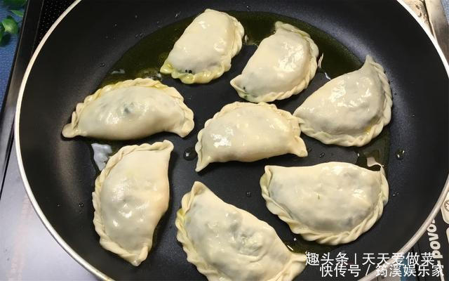 韭菜烙盒子,这么做饼皮不干不硬特柔软,鲜香又入味,真解馋