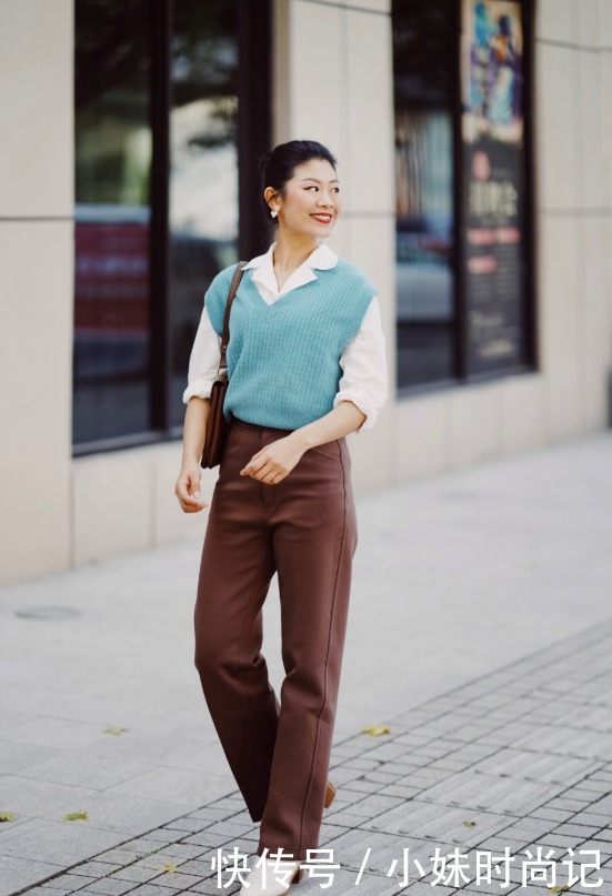 服装搭配|蓝绿色背心白衬衫清新时尚, 搭配棕色长裤有气质!