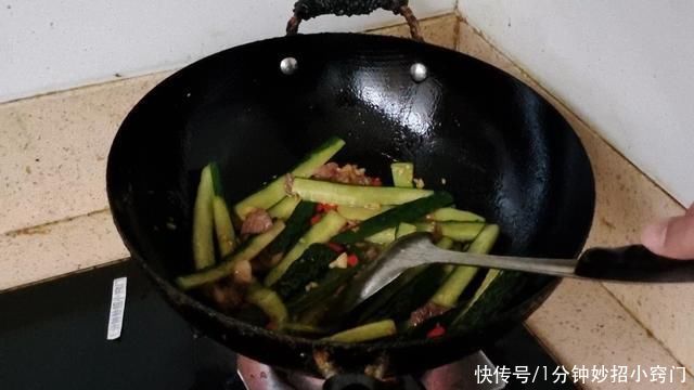 黄瓜|黄瓜这样炒才好吃，清脆爽口又解馋，一次3碗米饭都吃不够