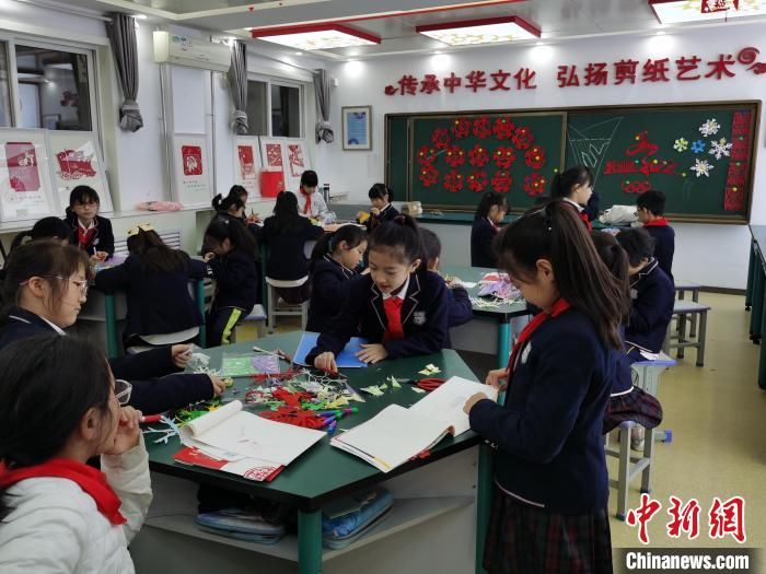 汤瑶|西安一小学开特色课程：不会剪纸的语文老师不是好班主任