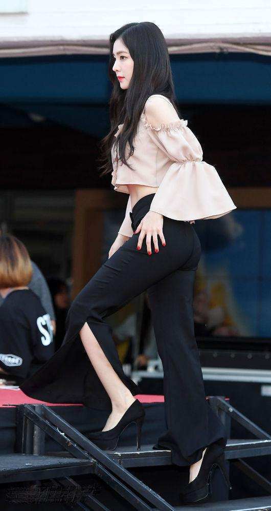 打底裤 紧身裤很适合小个子女人穿搭,个性又性感,极品“尤物”