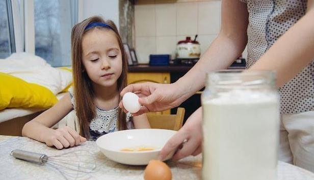 水煮鸡蛋|天天吃鸡蛋,你吃对了吗?鸡蛋的2种错误吃法,对身体危害极大