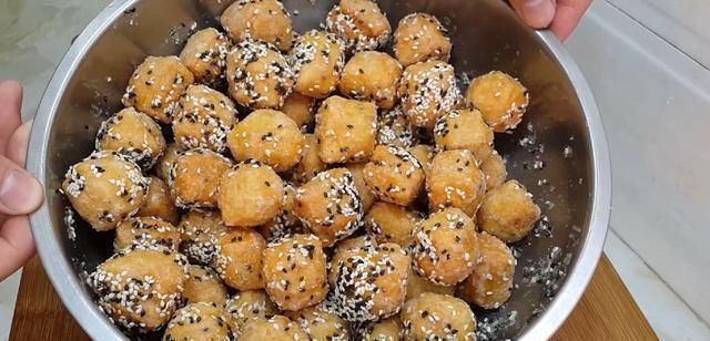 我家面粉就爱这样做，加4个鸡蛋，做法比麻花简单，比油条都好吃