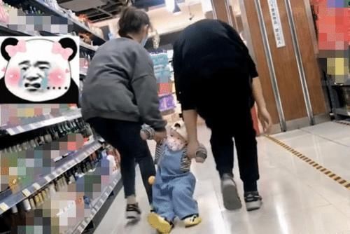 生拉硬拽式带娃|“佛系夫妇”生拉硬拽式带娃逛超市,娃:这是人干的事吗?