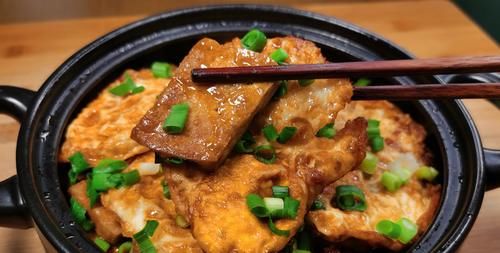 豆腐加鸡蛋百吃不厌的做法，外焦里嫩更入味，米饭都要多吃两碗