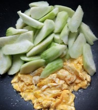 炒丝瓜，直接下锅就错了难怪丝瓜变黑又难吃，早看早受益