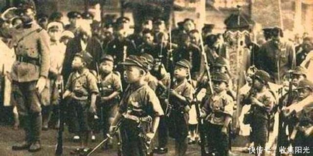 日本|原子弹爆炸后日本是怎样的最著名照片男孩背已死弟弟去火葬场