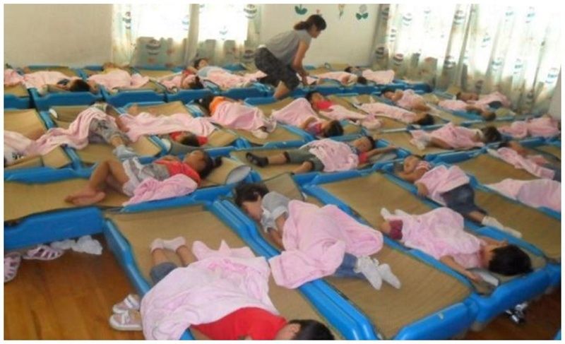 女孩在幼儿园午睡的样子真好笑，给不爱睡午觉的娃做了个正确示范