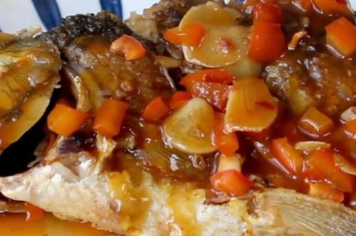  煎鱼时，别着急下锅，多加2步骤，不破皮，不粘锅，肉质鲜嫩又好吃