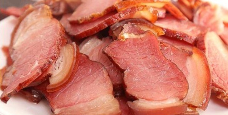 炒腊肉，切了直接炒是错的，多做关键2步，腊肉软嫩鲜香，不油腻