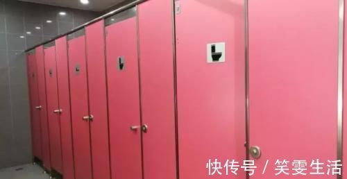 女儿|不放心女儿一人在门外,爸爸拉着2岁女儿进男厕,宝宝神吐槽真萌