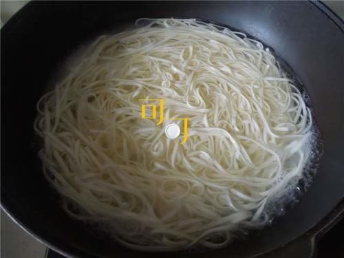 香味|天冷下雪了,让我给你炒一盘香味浓郁的大虾咖喱面吃吧