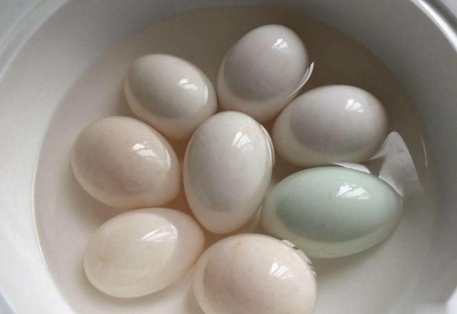 腌咸鸭蛋，要想鸭蛋出油这一步很关键，一定不能少，方法很简单