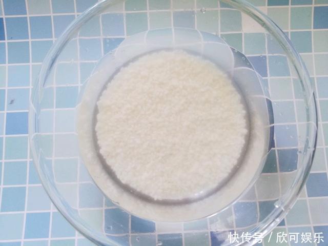 糯米还能怎样吃做成丸子软糯美味,晶莹剔透,制作简单易上手