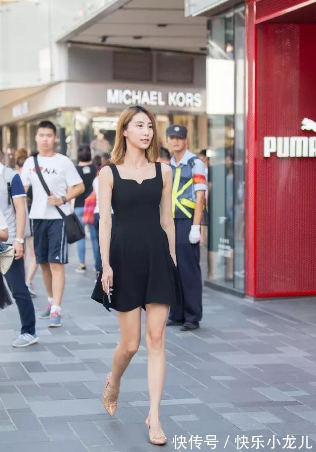 小姐姐 吊带的小黑裙,吊带结合U领的设计,优雅展示出唯美的锁骨