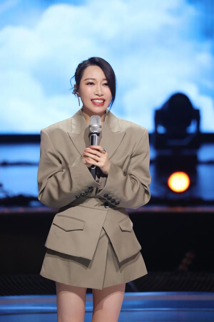 金池《天赐的声音》被赞“典范” 与偶像张信哲同台合作《蔷薇》