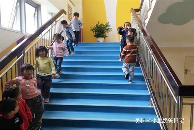 女儿在幼儿园被偷毯子，宝妈门口立牌喊话，无脏字却字字诛心