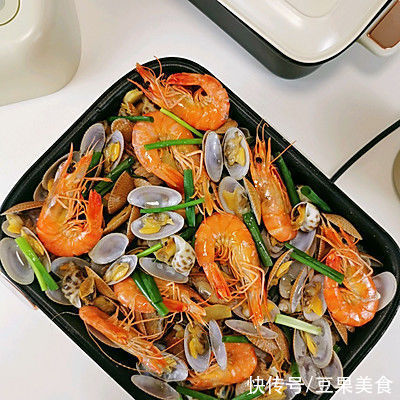 翻山越岭只为这道不加一滴水的盐焗海鲜??鲜到掉眉毛