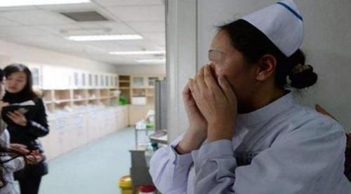 产房|宝妈凌晨生二胎,5岁女儿独自在产房外守候,护士询问后潸然泪下